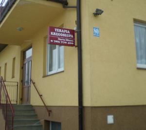 Elementy terapii manualnej  Wszystkie zabiegi wykonujemy na podstawie diagnostyki kręgosłupa i stawów obwodowych. Oferujemy także diagnostykę postawy ciała u dzieci i dorosłych. Proponujemy Państwu rehabilitację na najwyższym poziomie, która opiera się na nowoczesnych badaniach naukowych, mających na celu usprawnienie kręgosłupa i stawów. Możemy Państwu zaoferować zarówno serię zabiegów, jak i pojedyncze masaże lub ćwiczenia.  Jesteśmy do Państwa dyspozycji od poniedziałku do piątku, w szczególnych wypadkach, istnieje możliwość zapisania się na wizytę również w weekendy – prosimy o wcześniejszą informację.